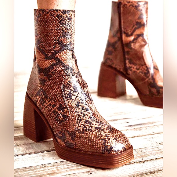 FREE PEOPLE 'RUBY SHINE' SNAKE PRINTEDLEATHER BOOTS 39.5 (9.5) - Picture 2 of 9